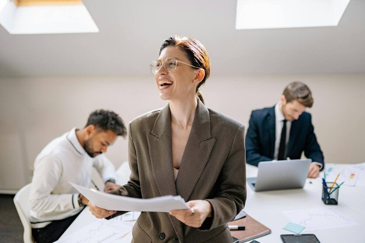 Mujer profesional sonriendo mientras trabaja en una oficina.
