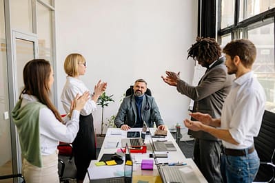 grupo de adultos en el lugar de trabajo
